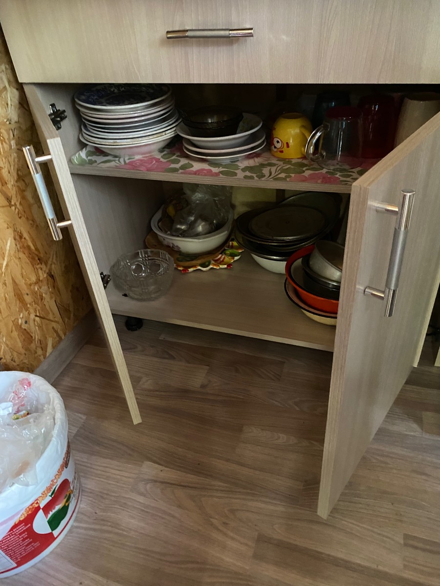 Отличный шкаф. В некоторых местах пришлось дополнительные отверстия делать, в итоге все ровно, дверки без перекосов висят. Выдвижной ящик выезжает плавно. Единственное ерундовая соединительная лента задней стенки. Стенка состоит из двух половинок и чтобы их соединить пришлось попотеть. А так я покупкой довольна.