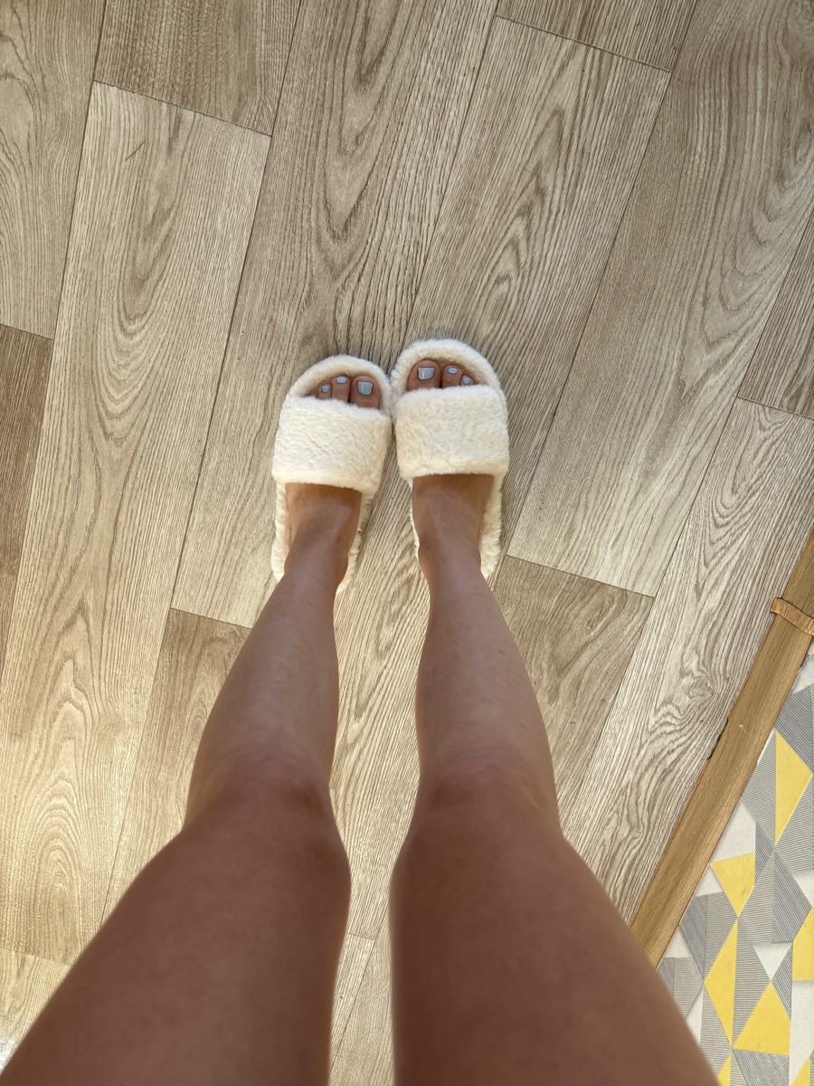 Подошва достаточно толстая, пока ношу не жалуюсь