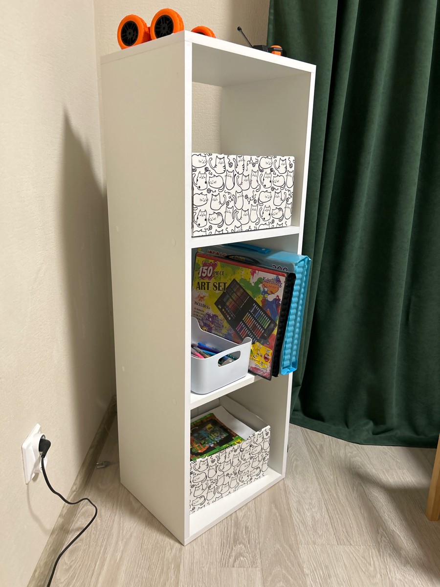 Сборка понятная, доставка очень быстрая, заказала вечером, днем уже стеллаж был в пункте выдачи. Ну саму сборку ушло 15 мин, в комплект входят мягкие защитные подушечки, чтобы стеллаж не царапался об пол. Очень понравилось цена/качество