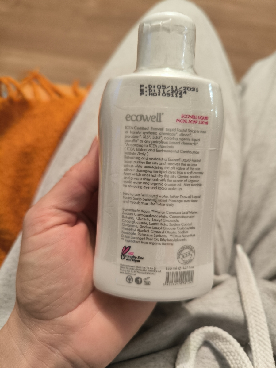 Флакон не такой, как на фотографии. И срок годности уже через 6 месяцев выйдет.