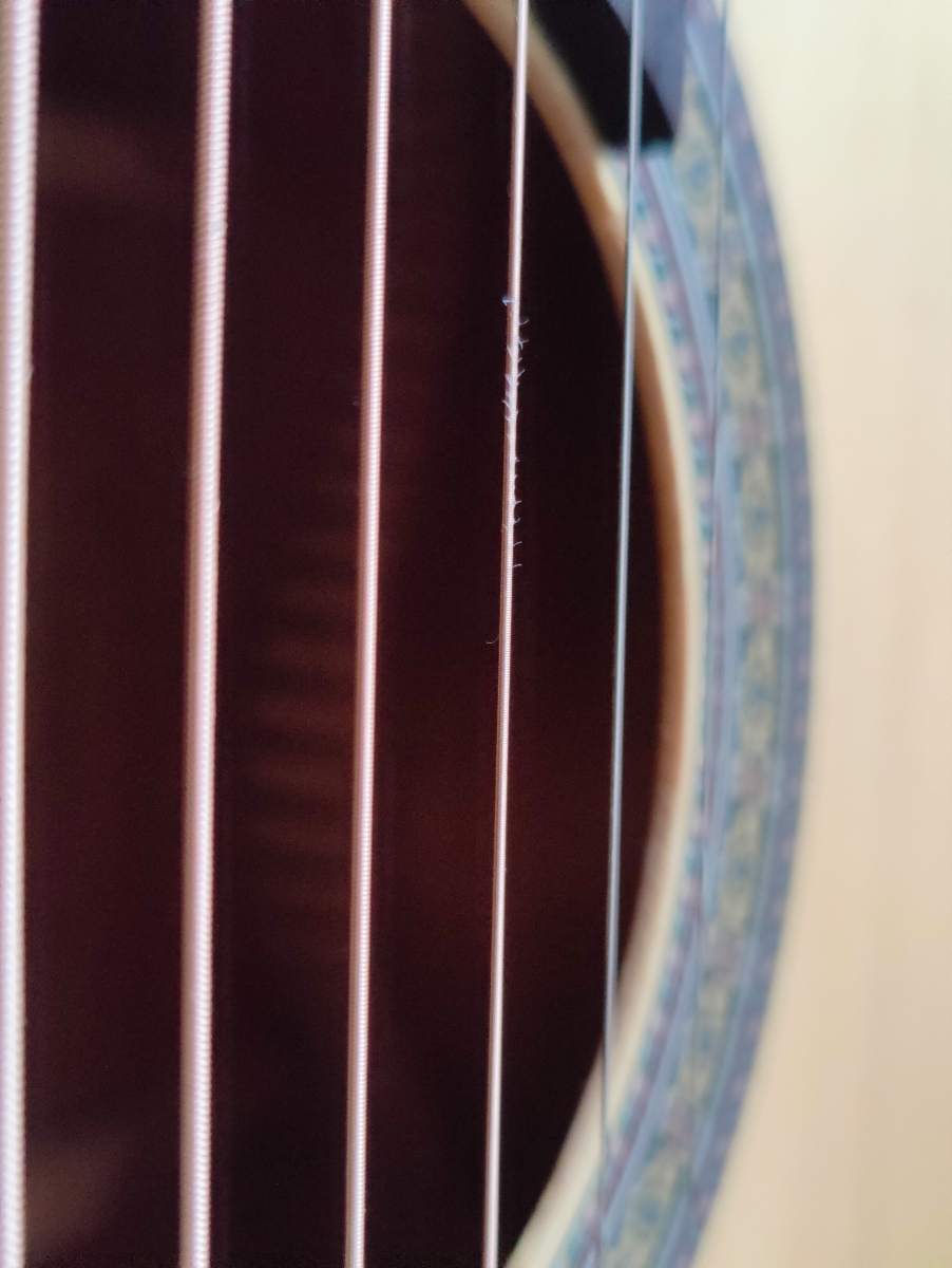 На фото расслоение 3й струны после 3х месяцев использования. Играю только пальцами, без ногтей и медиатора.