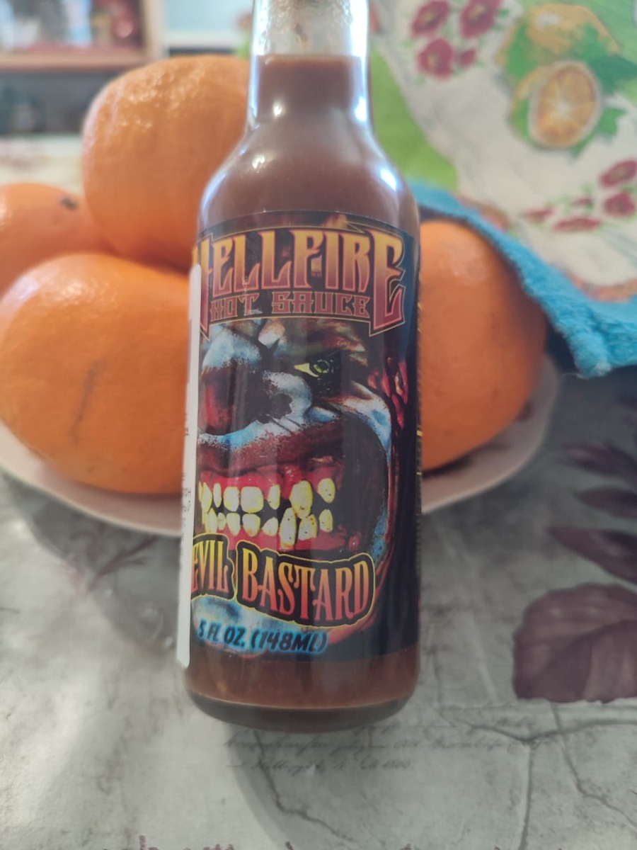 Соус вкусный, очень острый. Гораздо острее, чем я привык. Вкус приятный, немного с кислинкой. Консистенция неоднородная, как бы кусочками небольшими, на фото хорошо видно, не как пюре перетертое, поэтому видна "водичка". Для соуса ручной работы, как заявлено, это нормально. Я доволен покупкой. Упаковка хорошая, ничего не потекло, не разбилось