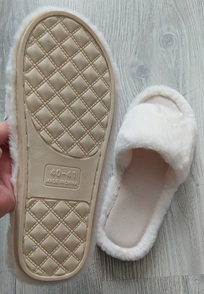 Тапочки супер удобные, мягкие, сидят на ноге крепко, мало мерки, на свой 38 взяла, почитав отзывы, 40-41. Я довольна, всем рекомендую!