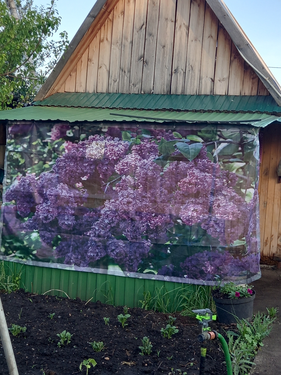 Хорошая фотосетка. Ярко, защита беседки от посторонних глаз.