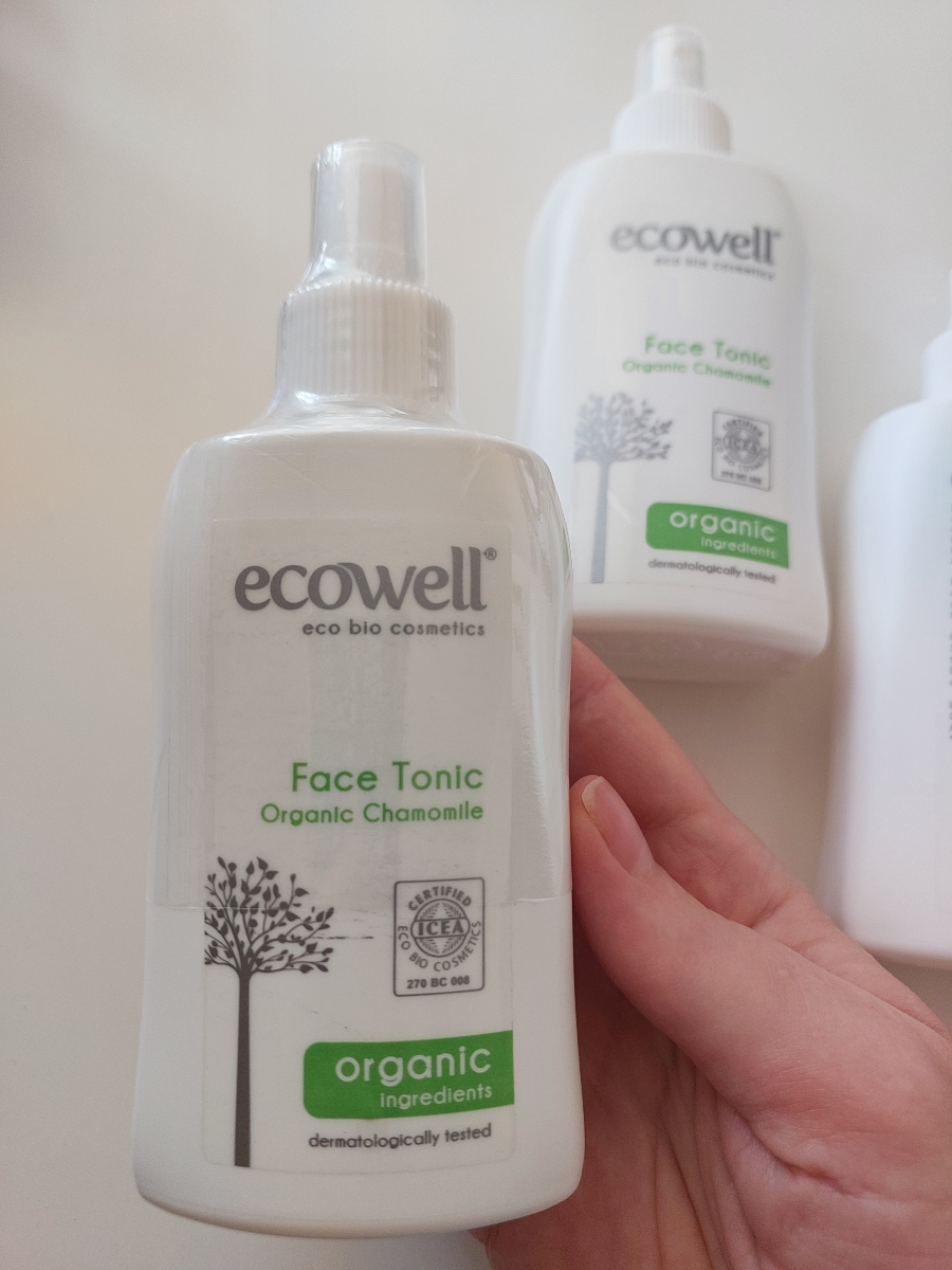 Отличный тоник, очень освежает, кожа после него не сухая, но и не жирнится. У меня комби и отлично подошёл для такого типа. Иногда даже забываю нанести сыворотку и крем, насколько комфортно коже. Распыление идеальное, почти дымка, можно даже поверх макияжа освежиться. Беру уже третий, жаль срок до ноября. Коробка всегда приходит в ужасном состоянии, помятая, как из одного места, поэтому я всегда выкидываю еще на пункте.