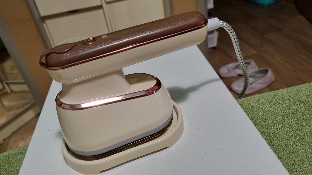 Легкий, удобный, компактный. Брала для глажки маленьких детских вещей и дезинфекции паром, но думаю буду и для своих использовать т.к. гораздо легче и удобнее держать в руке чем стандартный утюг