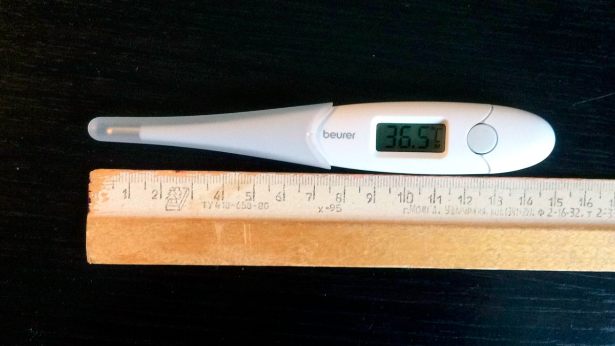 Отличный градусник, батарейка в комплекте. 14,5см в длину и 2,5см ширина. У этого бренда все товары очень качественно сделаны (есть ещё напольные весы), стоят каждой потраченной на них копейки. Всем рекомендую. Спасибо продавцу.