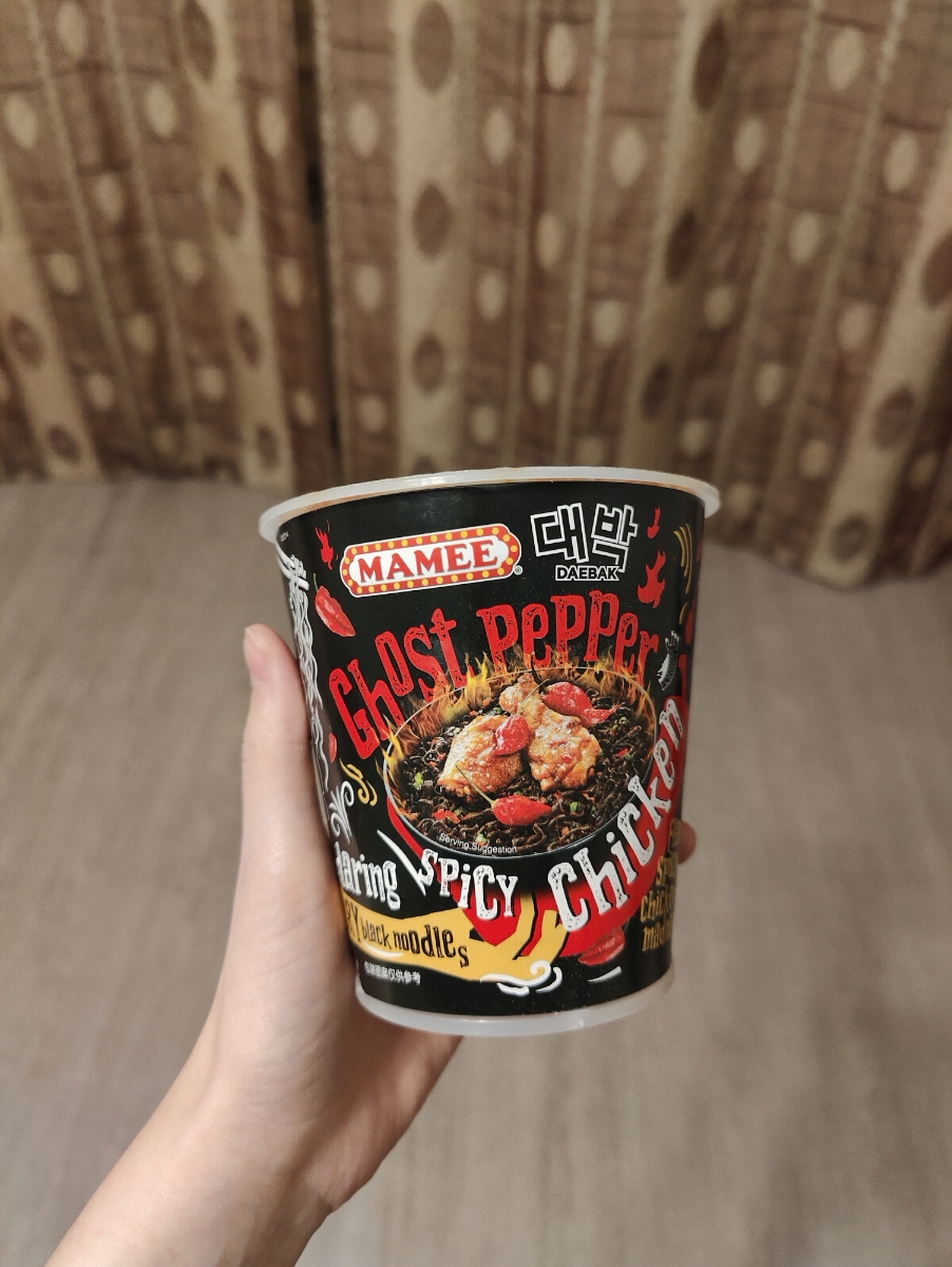 Давно поклонница samyang buldak, однако хотелось также оценить ghost pepper. По вкусу напоминает samyang buldak 3х, также резко жжет и долго не отпускает. Данная лапша только для экстремальных любителей острого. Но если хотите рискнуть, то советую сразу запастись молоком и мороженным. 
По цене вполне приемлемо, т.к. когда я еще только искала данную лапшу, ее ценовая позиция была в пределах 2.000-6.000 руб на различных сайтах. За границей ее цена, конечно, дешевле. В Тайланде видела ее в 7/11 за 60-90 бат (160-240 руб), но тогда не решилась попробовать и зря, т.к. мне зашло. В общем и целом мне понравилась лапша. 

P.s. Хотелось бы еще, конечно, попробовать от данной фирмы чипсы, но жаль, что их нет в продаже 