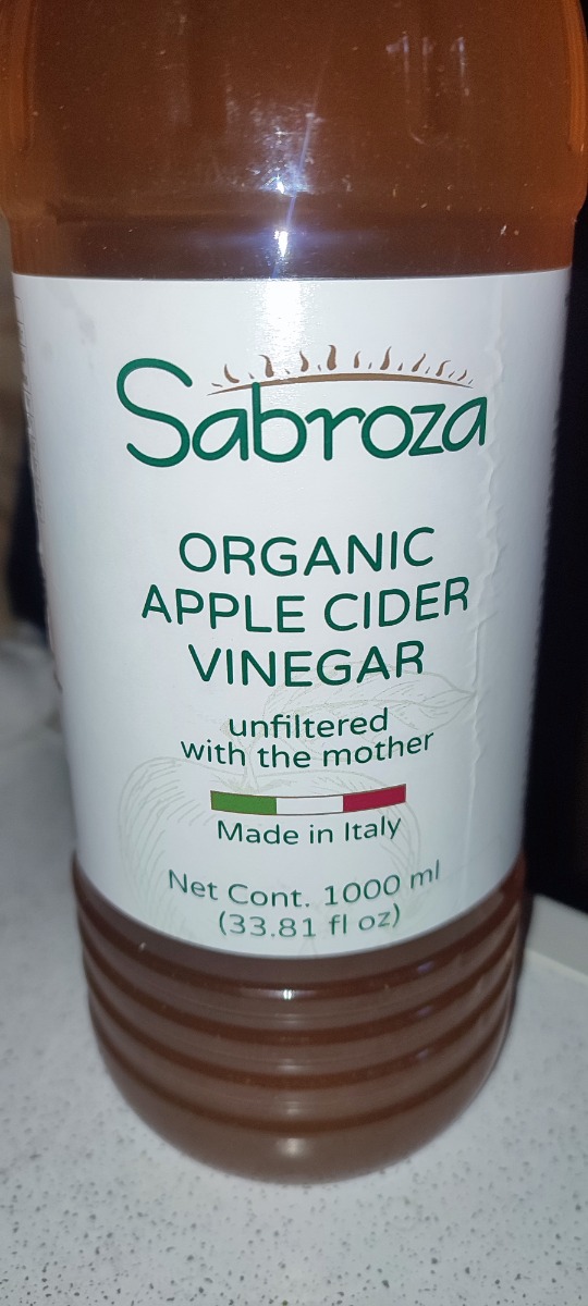 Уксус яблочный нефильтрованный, согласно данным на упаковке, действительно сделан в Италии. Мутный, на дне присутствует осадок, что говорит о его качестве. Бутылка пластиковая,с огромным сроком годности аж в 5 лет..Открытую бутылку нужно хранить в холодильнике,что не совсем удобно лично мне, так как она занимает там много места. Принимаю утром натощак по одной столовой ложке ,разведенной в воде, для снижения аппетита и для снижения уровня сахара в крови. Такого объёма хватит надолго, получается очень даже выгодно.