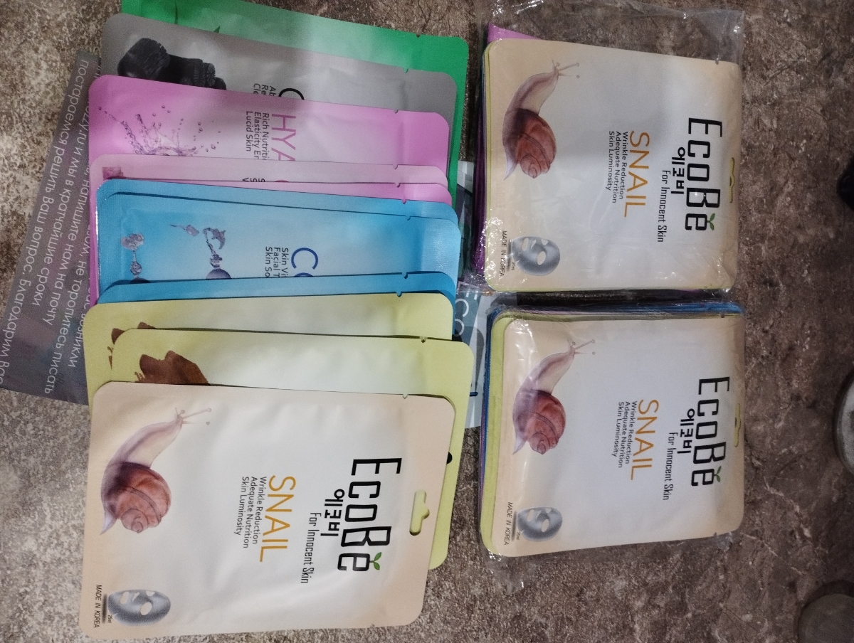 Масок 31 штука. Ткань маски плотная, сыворотки много, после распределения маски на лице в пакетике остается еще средство и можно остатки добавить на шею и зону декольте. Сама маска не маленькая, на мое широкое лицо, ложиться полностью. Рекомендую.