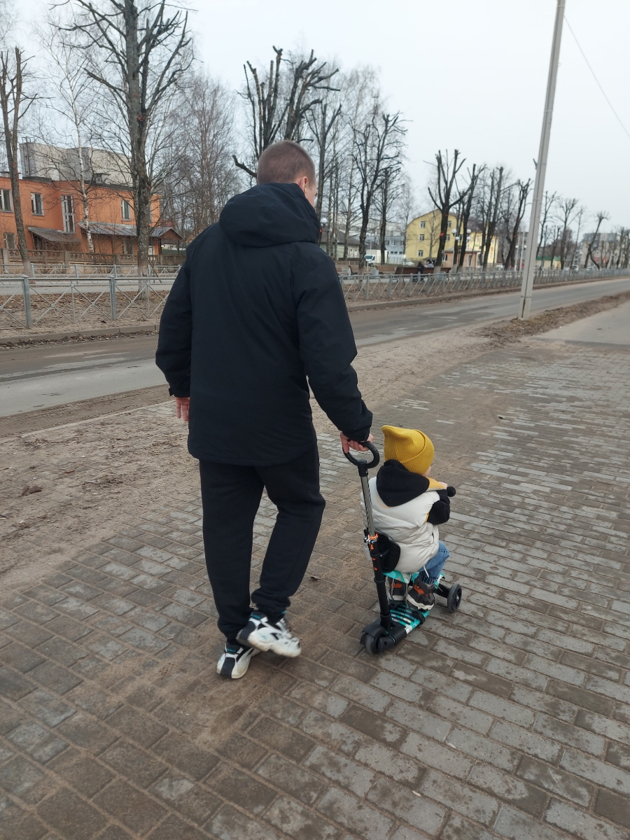 Товар совсем не понравился! К покупке не рекомендую!
Одна прогулка и "вынос мозга" обеспечен. Самокат тянет влево, ребёнок самостоятельно даже за ручку его везти не  может, сложно в управлении. 

Поворачивает родительская ручка плохо - от слова совсем никак. Ладно бы ехал ровно..дак по ровной поверхности тянет влево сразу. Сама родительская ручка НЕ для высоких родителей (на фото её максимум). 

Ручка, которая находится у ребенка, слегка поворавивает самокат при надавливании влево/вправо - ребенку это не понять. Пытается постоянно крутить и вертеть, но она абсолютно статична.
На рост 88 беговел только только(высота максимальная). На 1месяц максимум, дальше будет мал.

Разбирается и собирается долго, куча болтиков. Но это не главная проблема.
Чтобы разобрать беговел в самокат нужна отвертка. Просто так быстро снять "седушку" не получится..обратно поставить тоже не быстро.

Однозначно, не советую к покупке!

Из плюсов только дизайн.