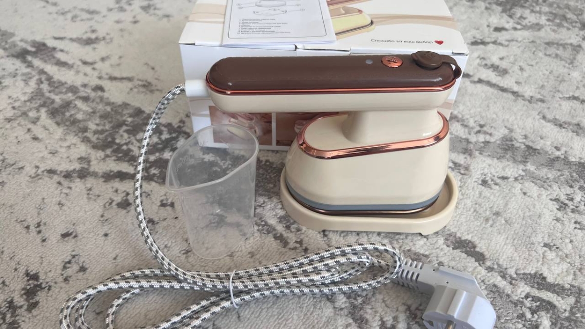 Купила отпариватель, чтобы брать в путешествия. Но пользуюсь уже дома. Очень удобно гладить рубашки. Времени затрачивается меньше чем утюгом