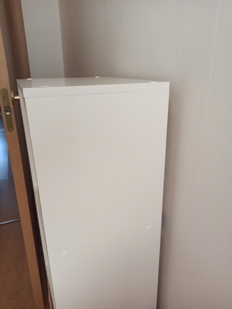 Стеллаж приехал запечатанный в коробку и внутри коробки проложен пенопластом, чтобы не повредился в процессе транспортировки. Все детали поинхали целыми. Собрала быстро, всё очень просто и доступно. В комплекте имелись белые заглушки, ими закрыла саморезы в конце. Также в комплекте имелись мягкие "ножки", их прикрепила внизу, чтобы можно было двигать стеллаж и ничего не поцарапать. Стеллаж получился отличный. 
Также в стеллаж влезли коробы 31*31 см.