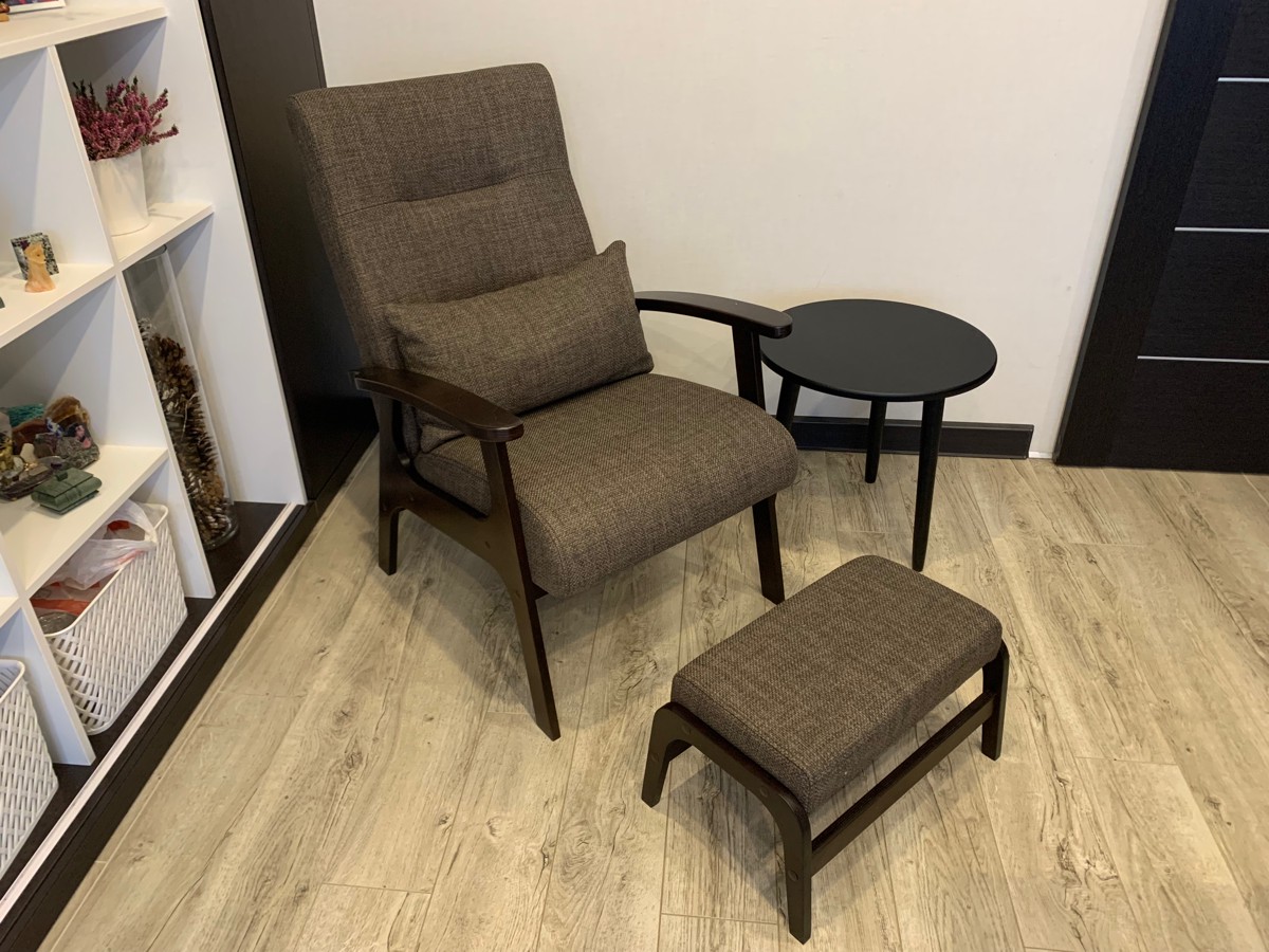 Покупали комплект кресло-пуф. Не ради баллов, абсолютно искренне,  пишу хороший отзыв, но, конечно, субъективный.Начиная с доставки, мебель оправдала ожидания (если не задирать планку, понимать, что эксклюзива ждать не стоит), теперь радует глаз и тело. Упакована в картонную коробку, все аккуратно, и здесь Озон-доставка не подвела. Сборка. Все отверстия совпадают, нужна только крестовая отвертка. Царги сели в свои посадочные места, без проблем. Только не переборщить и не перетянуть с крепежом. Все необходимое в комплекте. Теань брали рогожку. Плотная, тактильно и визуально нам нравится. По мягкости, мне идеально, средняя. Покрытие лаком- без замечаний. 