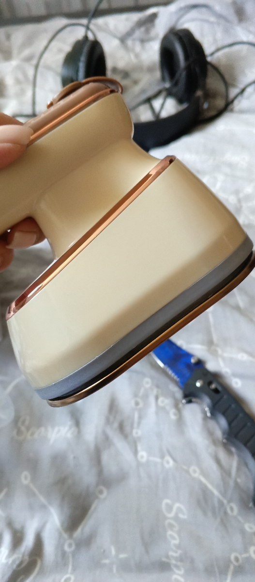 Маленький, удобный, приятный дизайн!Работает исправно 👍
Пришёл с небольшой царапиной и такое ощущение, что ржавчина, при первом включении неприятный химический запах, но быстро прошёл.
На более мятых вещах не пробовала ещё, но думаю, справится 👍