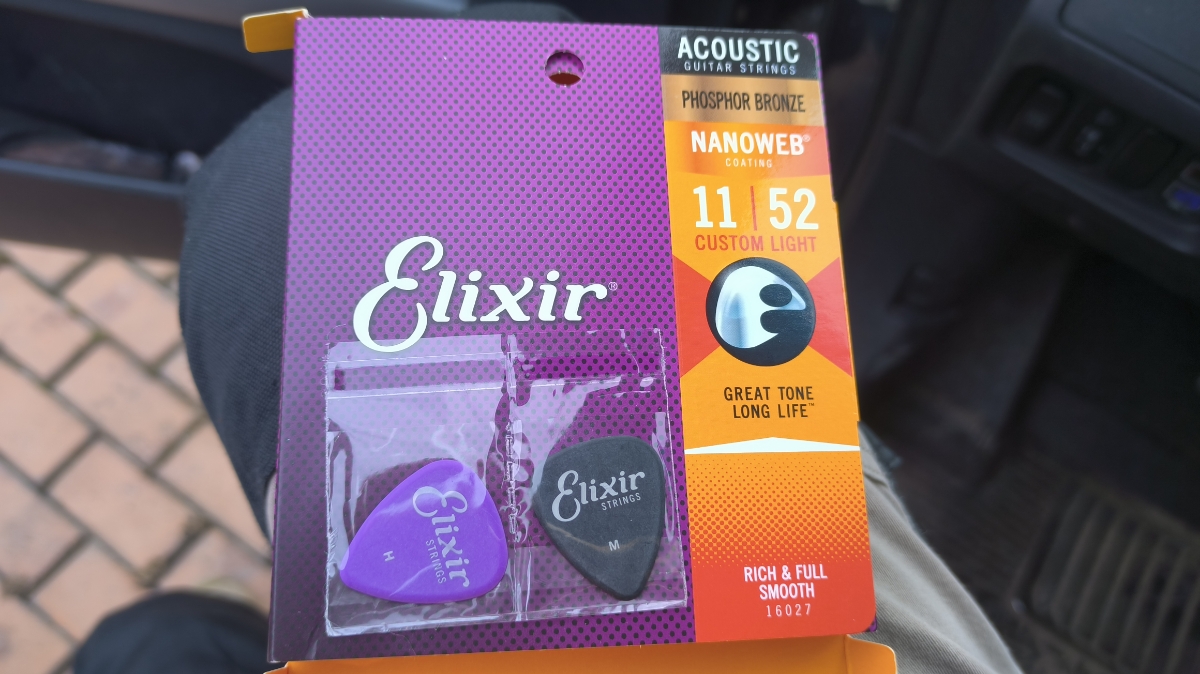 Не знаю как насчёт изготовления в США но сзади акцизная марка или нечто подобное с иероглифами. На последнем фото точно оригинал, я сравнил коробки полностью идентичны. Но! Ранее купленные струны лежали в полиэтиленовых пакетах. Сейчас в бумаге.