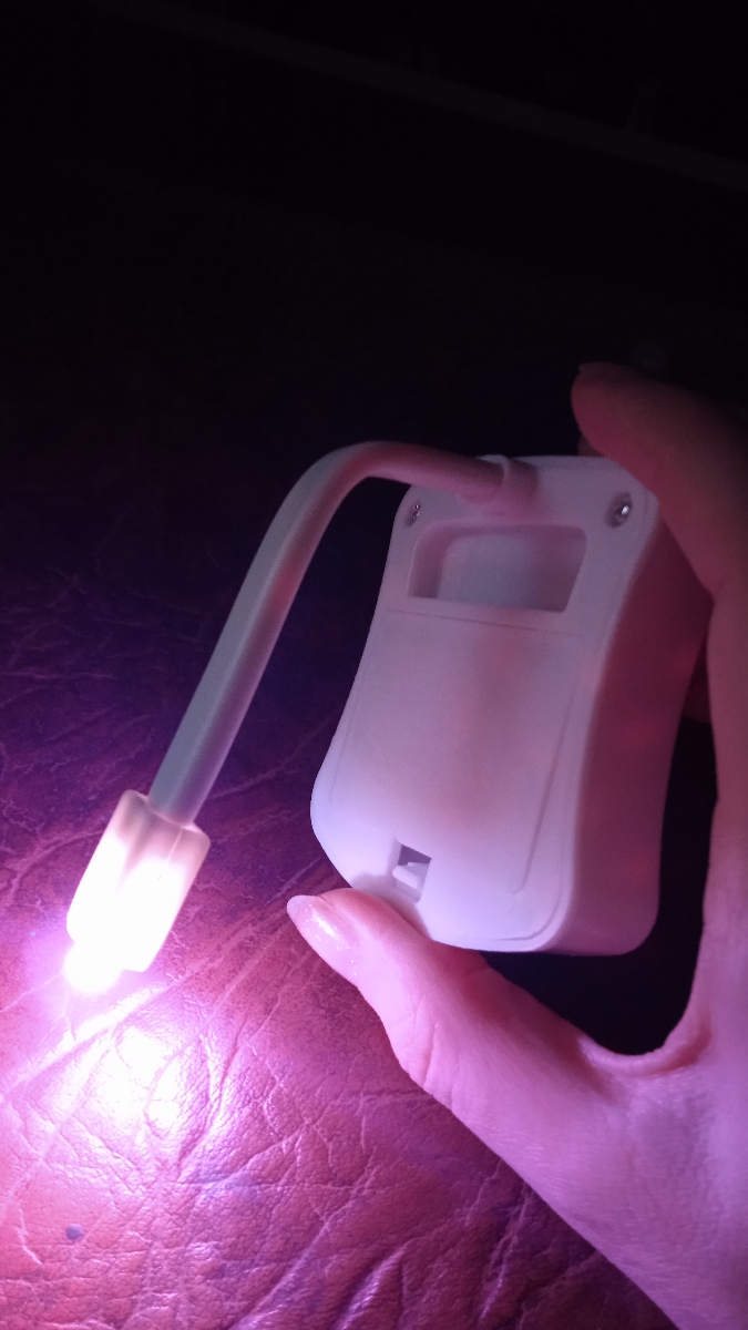 Подсветка для унитаза реагирует на движение. Поэтому мы используем её как ночник, который светит, когда нужно выйти или зайти в комнату ночью.