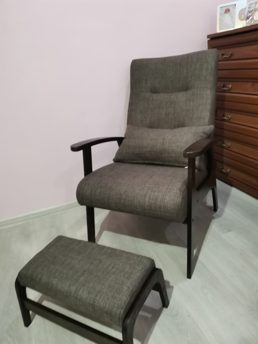 Хороший пуф, в паре с креслом смотрится достойно, аккуратный, не грамоздский. Покупали с хорошей скидкой. К покупке рекомендую. 