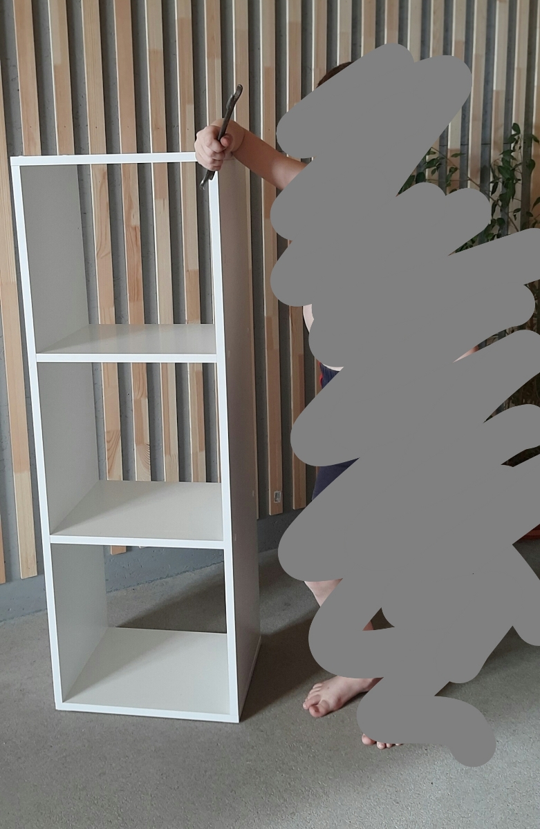 Хороший недорогой стеллаж. Упакован был хорошо, дефектов нет. Собирается легко, собирал ребёнок второклассник сам. Можно поставить вертикально или горизонтально. У нас стоит вертикально, к стене не крепили, итак устойчив. Стандартные коробки 31*31*31 не подходят по глубине - чуть торчат, если кому принципиально.