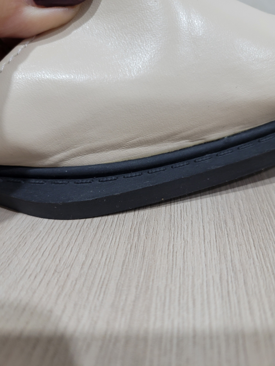 Модель интересная. Но...
Качество - очень сомнительное.
Пришли с заломами и с защипами🤨, как будто школьники их собирали и клеили. Следы клея вокруг ранта (жаль, телефон не передаёт)
Если дня на два походить хватит, уже хорошо🤨