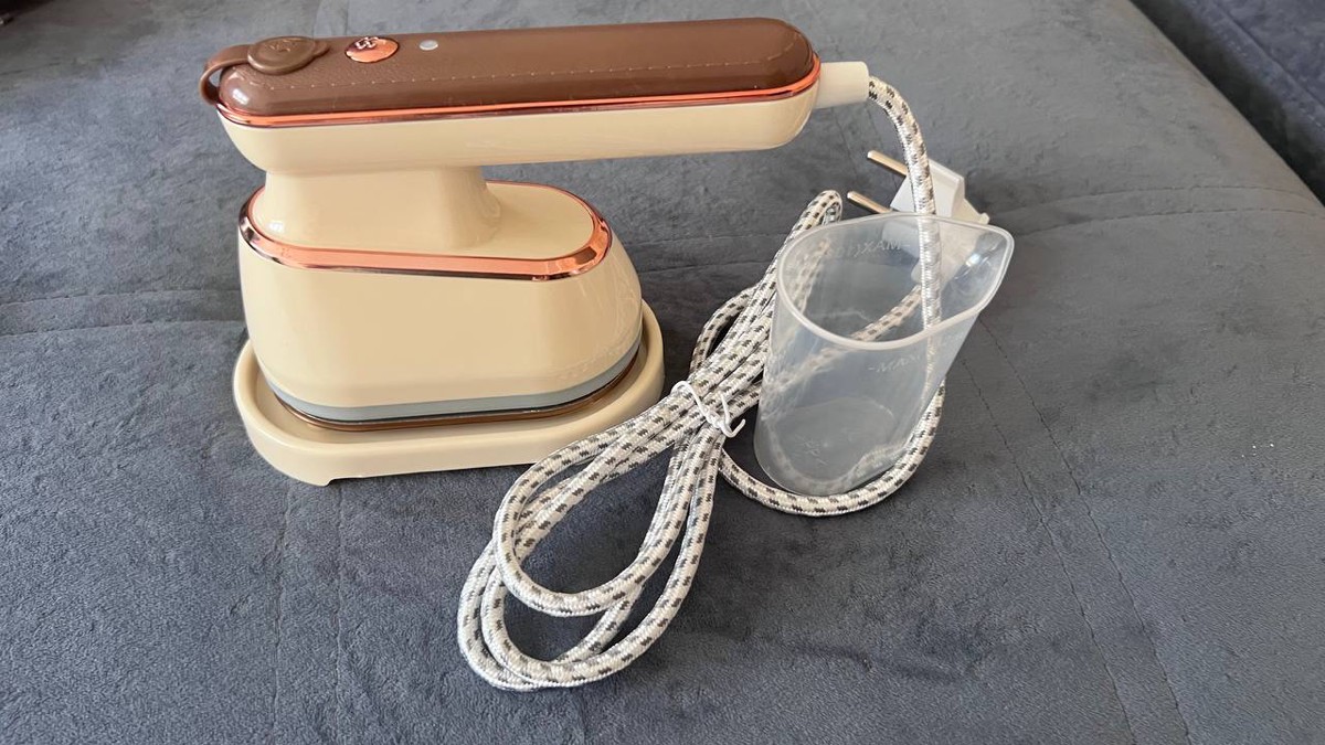 Отпариватель отличный. Легкий в использовании быстро выравнивает одежду, особенно рубашки)) спасибо продавцу