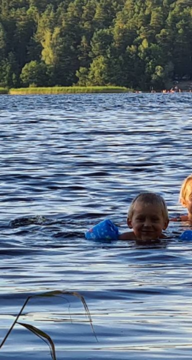 Супер, держат на воде отлично, ребенок 5 лет , вес 20 кг.  Нигде не натерли , в отличии от надувных. Рекомендую!!!