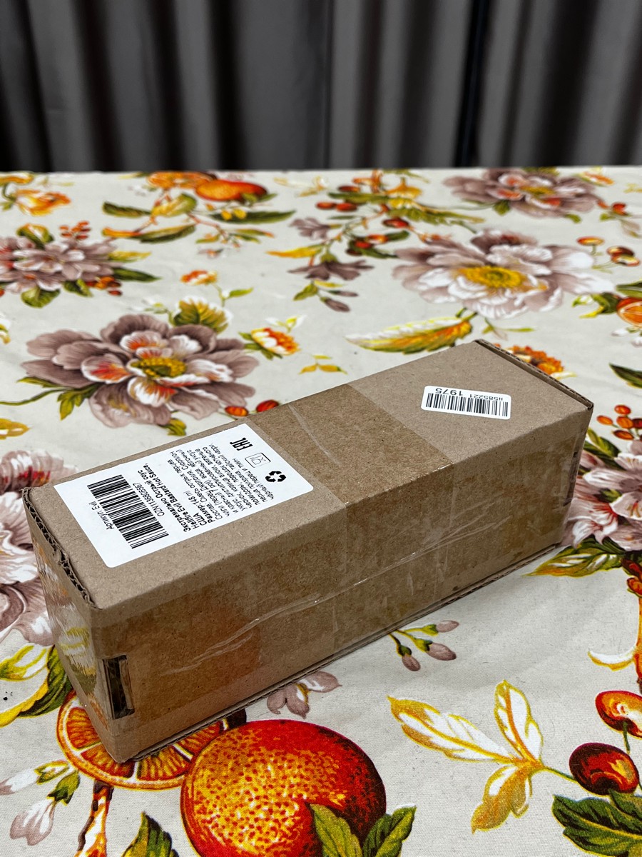 Очень довольна заказанным соусом. Он хорошо и надежно упакован. Этот острый соус - настоящий огонь для моего языка! Его жгучая острота пробуждает все вкусовые рецепторы. Аромат копченостей добавляет этому соусу загадочности и глубины. С ним моя еда становится настоящим произведением искусства, которое заставляет меня возвращаться к нему снова и снова. Думаю, что данного объема мне хватит на долгое время.