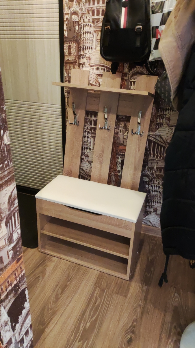 Еще не повесили. Но все нормально. Небольшая вмятина на ребре изделия, но собрала так, чтоб она к стене была, поэтому не видно. Просто упаковка была повреждена, но для меня это оказалось не критично