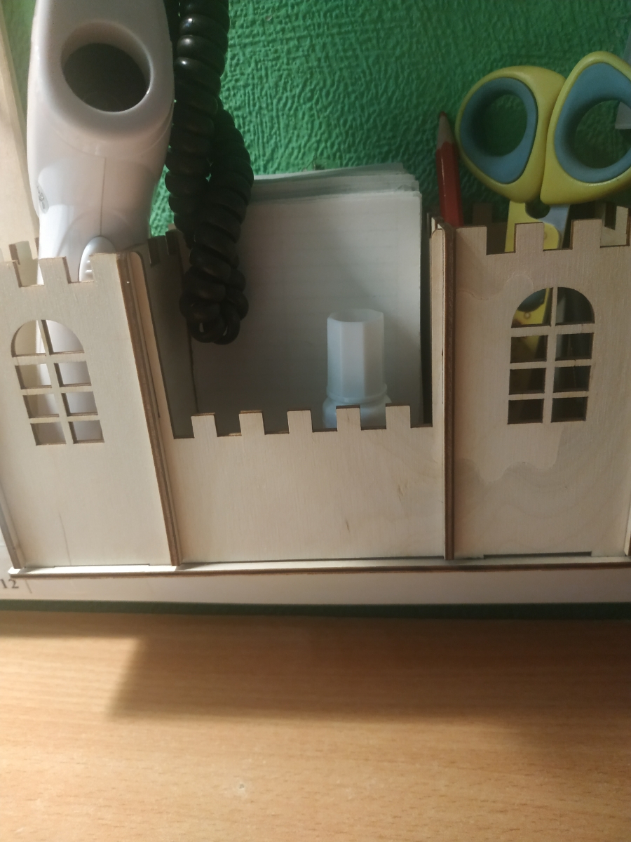 Конструкция не плотно детжиться, нужно проклеивать.