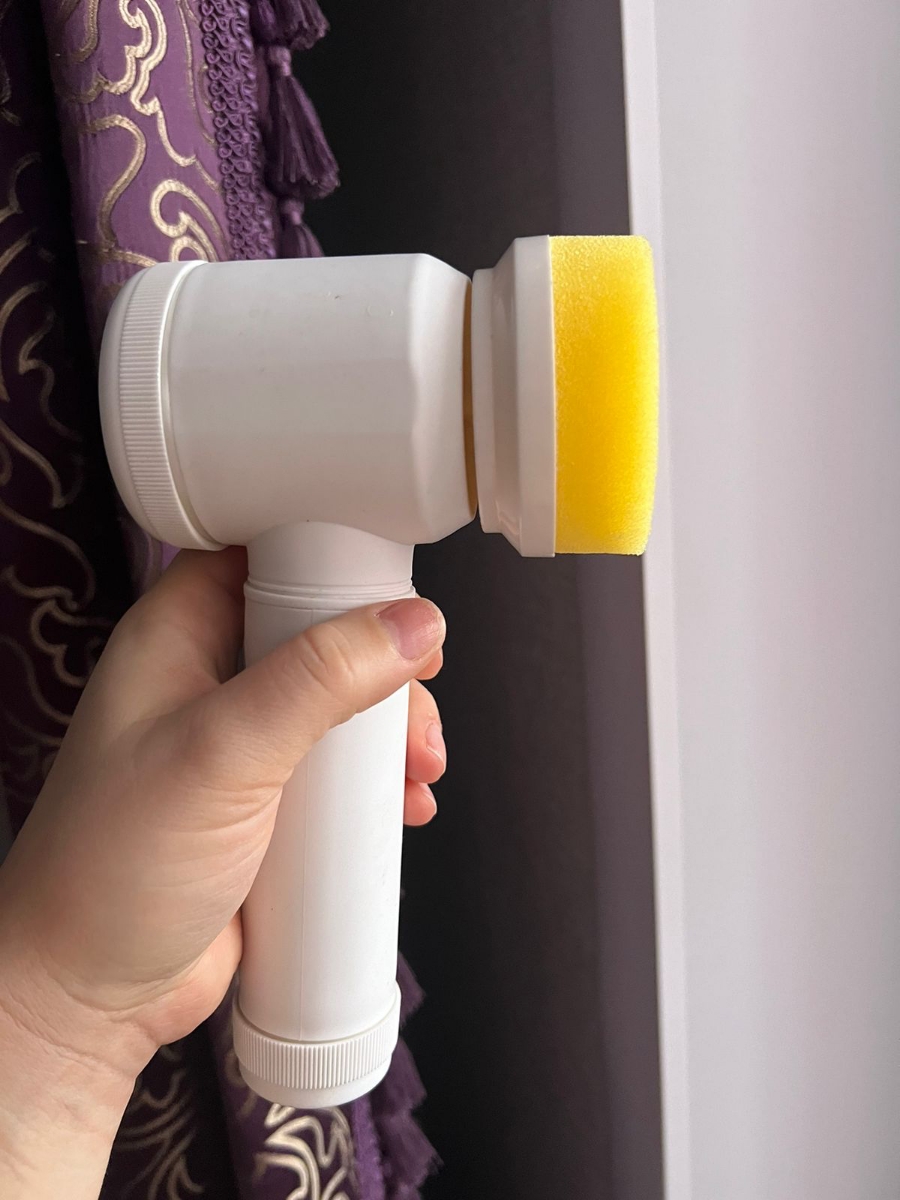 Эта щётка стала хорошим помощником, т.к. сильно повредила правую руку и нагрузки разного характера теперь приходится выполнять левой рукой, покупкой в целом довольна, чистить плиту или раковину с ней стало гораздо проще