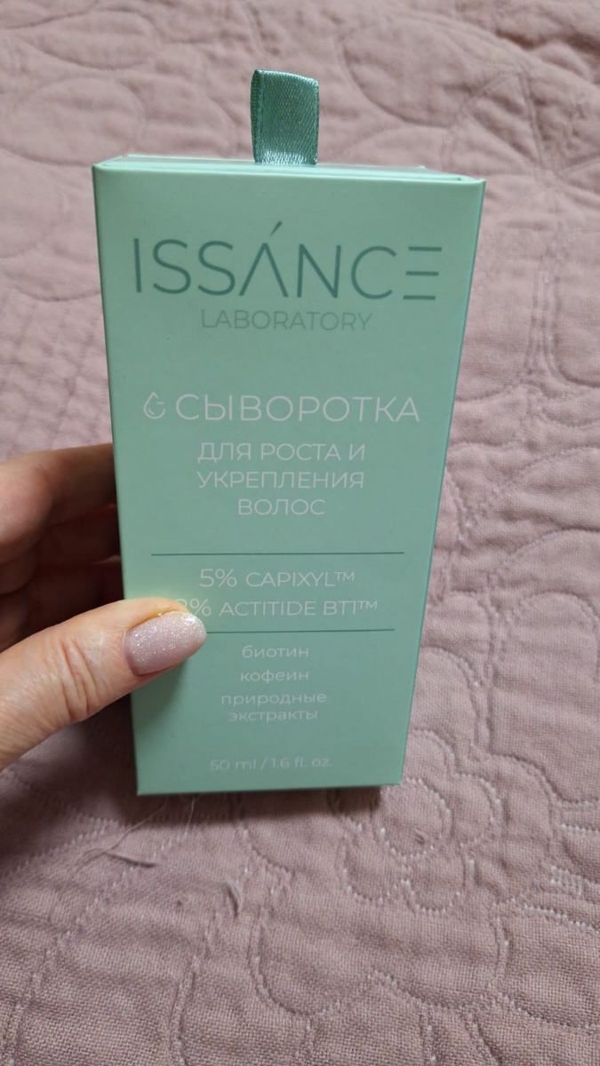 Солидно упакована в нежно-мятного цвета коробочку.  Флакон тёмного цвета (есть специальные выемки, чтобы удобно было доставать) с очень удобной пипеткой, которой легко и удобно наносить средство на проблемные места, разделив волосы на проборы. Сыворотка с очень легким приятным запахом. В инструкции всё написано чётко и без лишней "воды". Волосы не жирнит, сразу появился заметный прикорневой обьем. За 3 недели использования перестали выпадать волосы, хотя раньше выпадали клоками! Судя по богатому составу, рост новых волос не заставит  себя долго ждать. 
Большое спасибо продавцу!