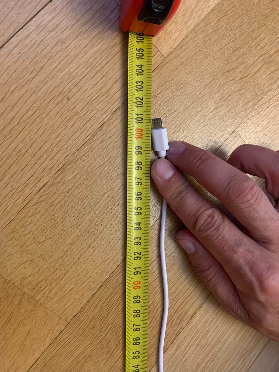 Удобный нибулайзер, в руке лежит хорошо, легкий.
Провод не 1.5 метра как заявлено в описании, а ровно метр, коротковат.
По инструкции можно отклонять не более чем на 45 градусов, но «рекомендуем держать ровно».
