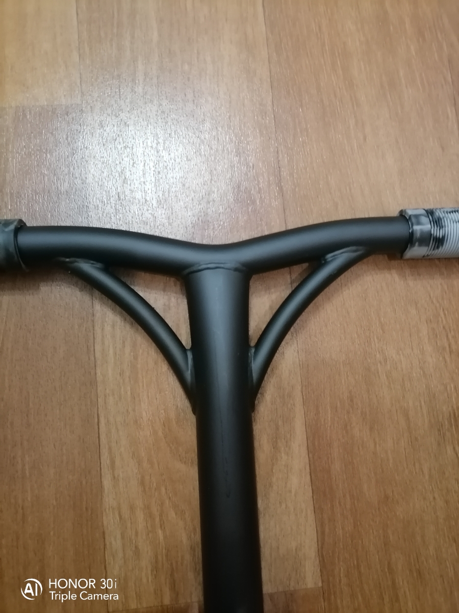 Самокат  не является трюковым, т. к. подшипники в нем стоят обычные шариковые. Два раза прыгнешь на нём и все нужно будет менять подшипник! Зачем вводить в заблуждение и называть "Трюковой".