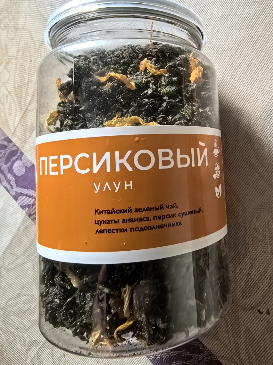 В чае присутствует ароматизатор персика, поэтому вкуса зелёного чая нет совсем, только сильный запах и вкус персика.