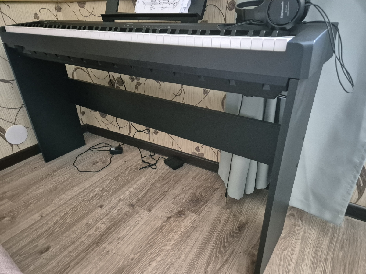 Неплохой бюджетный вариант по сравнению с аналогами, покупала для Yamaha p-45, все отлично, собирается несложно