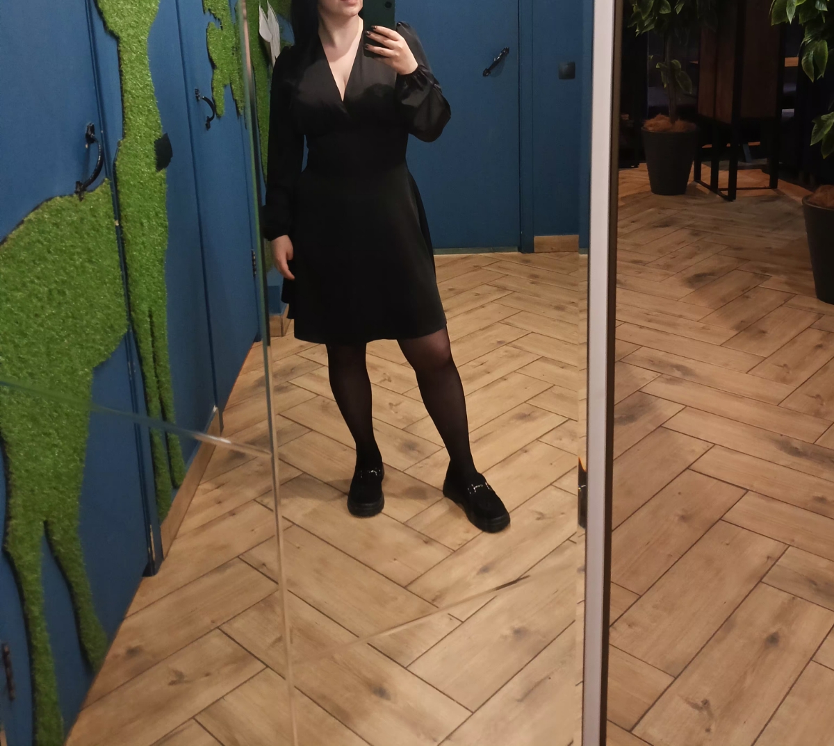 Хорошее платье, для своего роста дополнительно подшила длинну и вырез на груди