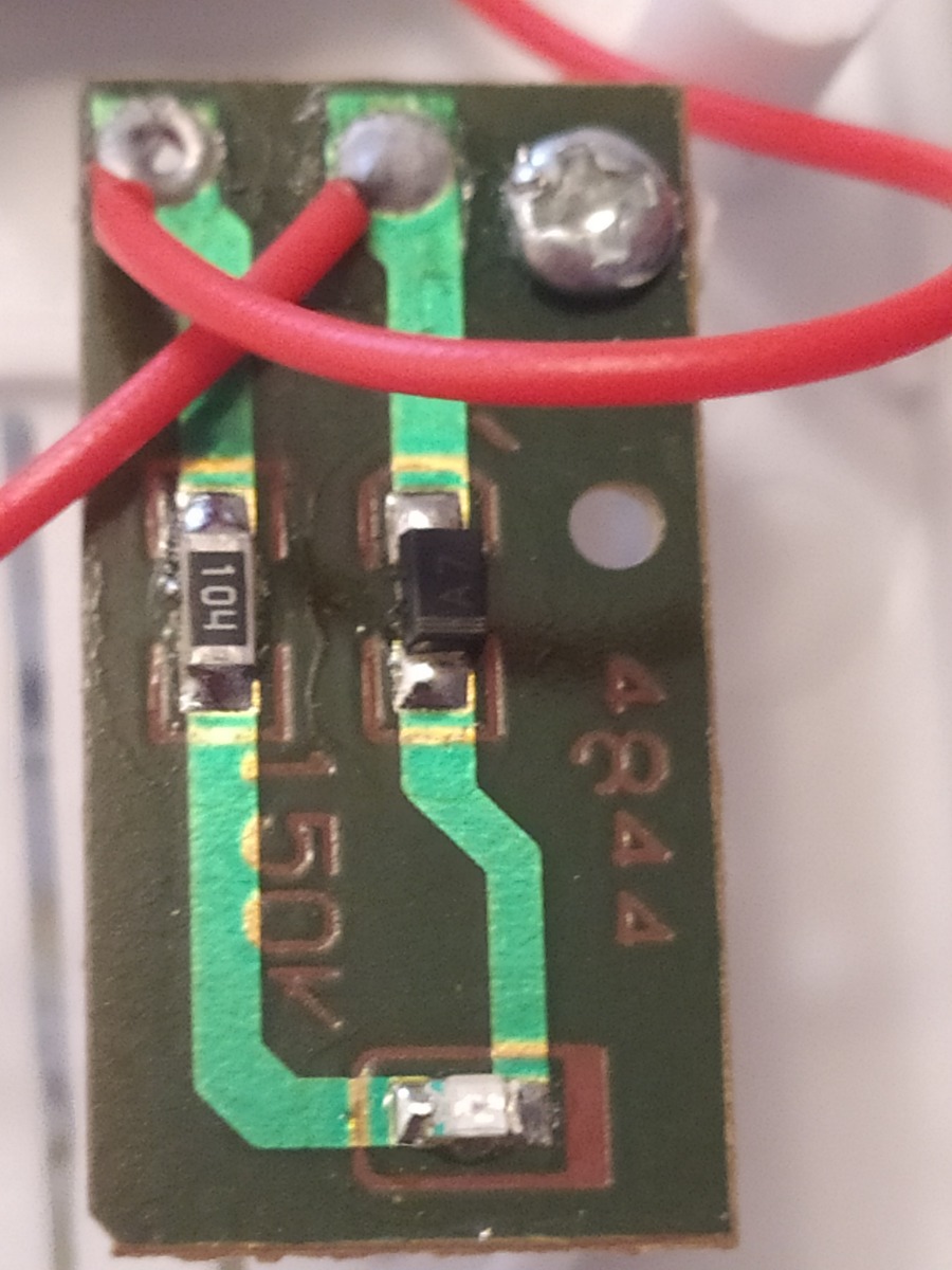 Брал для отпугивания грызунов, а прибор несоответствует, получил слабый ночник, внутри прибора отсутствует излучатель, только лампочка и сопротивление с диодом к ней в схеме. Может иностранные насекомые и грызуны боятся слабого свечения лампочки через красный фильтр.