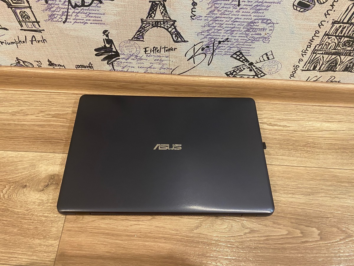 Установил без проблем!
Слишком маркая и буквы asus начали отклеиваться!