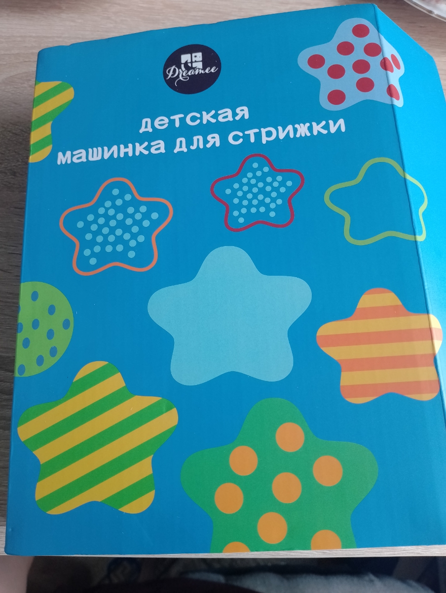 Выглядит отлично. Начала стрич, машинка дёргает. Стригу не первый раз, были машинки.... Но эта, дергает волосы. Пылесос слабый, волосики падают...