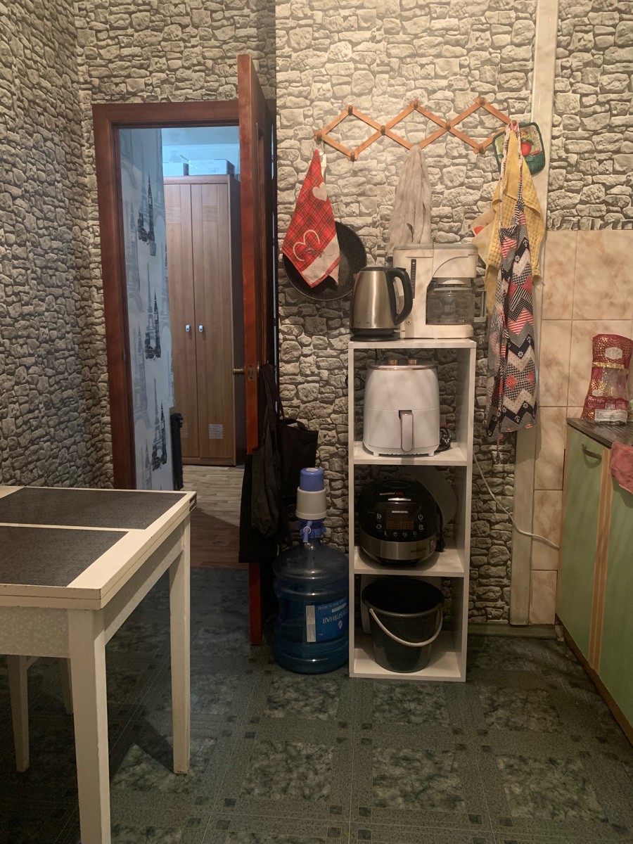 Отличный и стильный стеллаж. Собрала его за 10 минут. Упаковка отличная. Курьер доставил без повреждений и проблем. Цена+качество. Рекомендую к покупке однозначно.