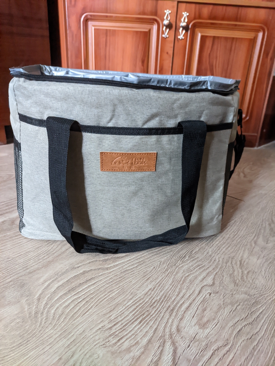 Качественно, плотно сшита. Достаточно вместительна. С 4 аккумуляторами холода хорошо держит, продукты ощутимо холодные. За 3 дня в дороге ни разу не подвела.