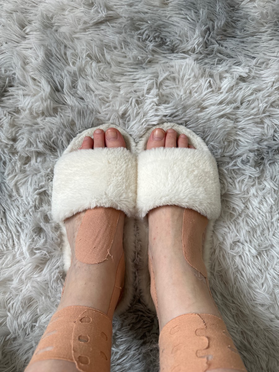 Это лучшие тапочки евер!🫶🏼 заказываю вторые (пока первые сохнут😺), у мамы, сестры, подруг уже тоже такие))) даже в жару в них не жарко! Кайфовые❤️