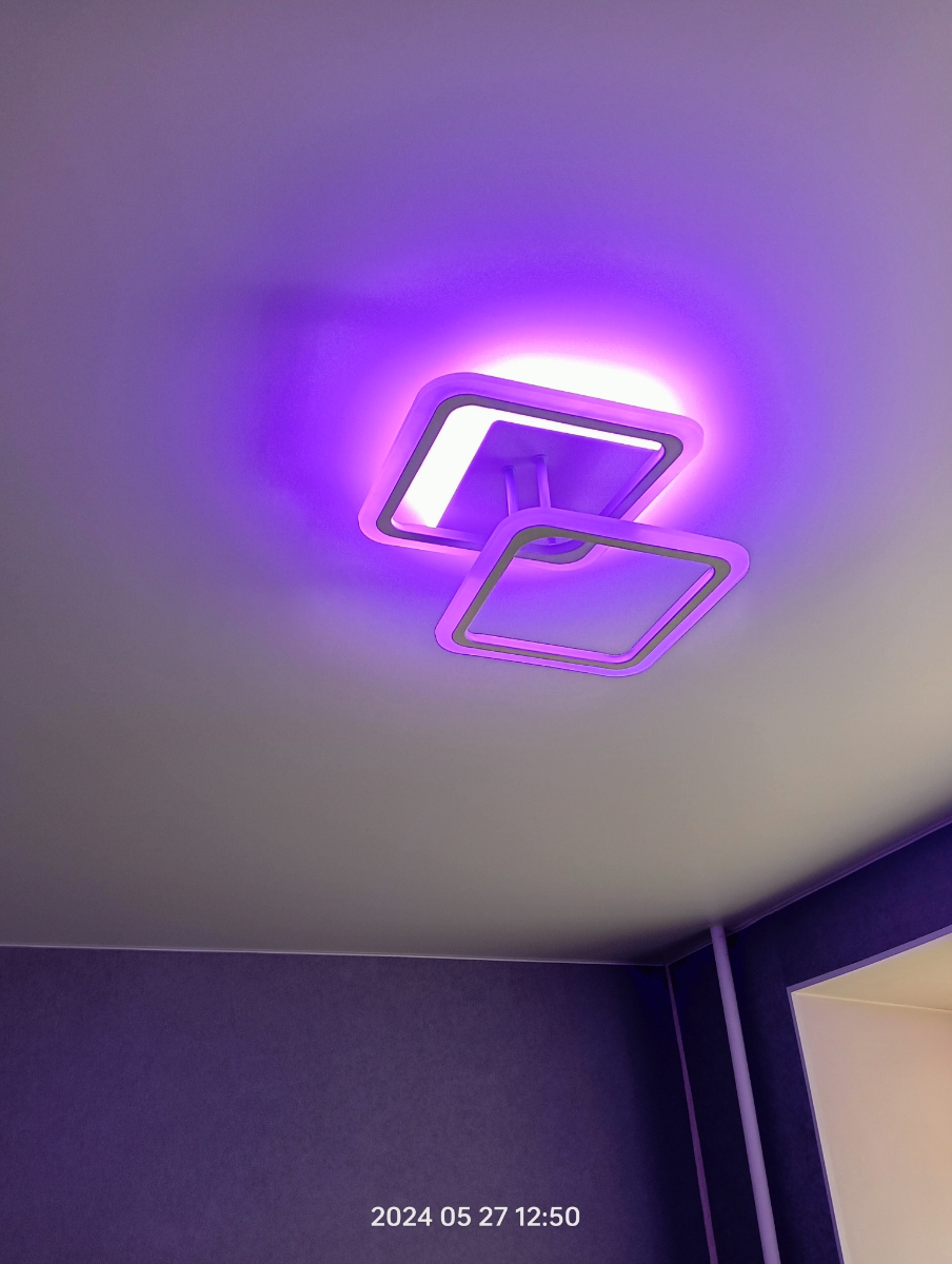 Светит ярко, всё работает, при установке крепить не удобно, чуть кривая.