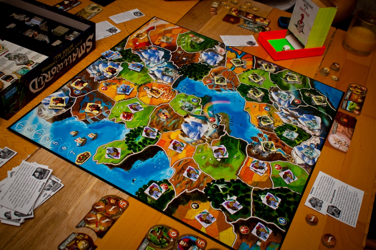 Маленький мир. Игра Smallworld. Маленький мир настолка. Настольная игра small World. Small World настолка расы.