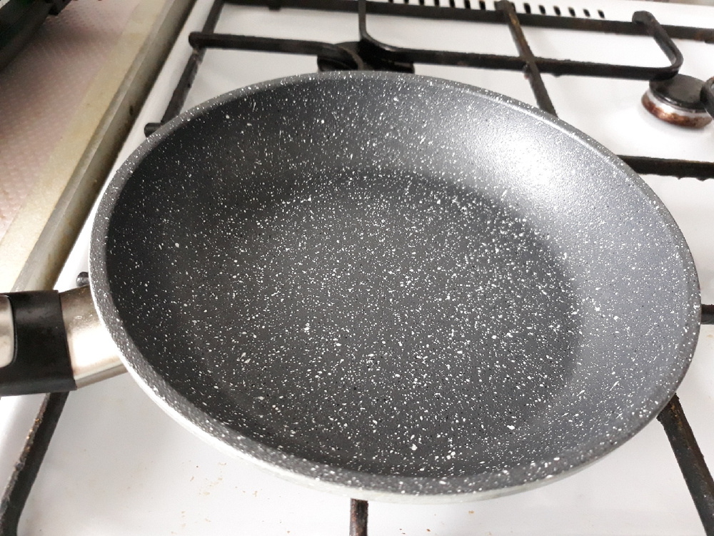 Куски от губки прилипли к сковороде. Горелые котлеты. Как жарить на сковороде чтобы не пригорало. Соль на сковородке. Как жарить на сковороде чтобы не пригорало.