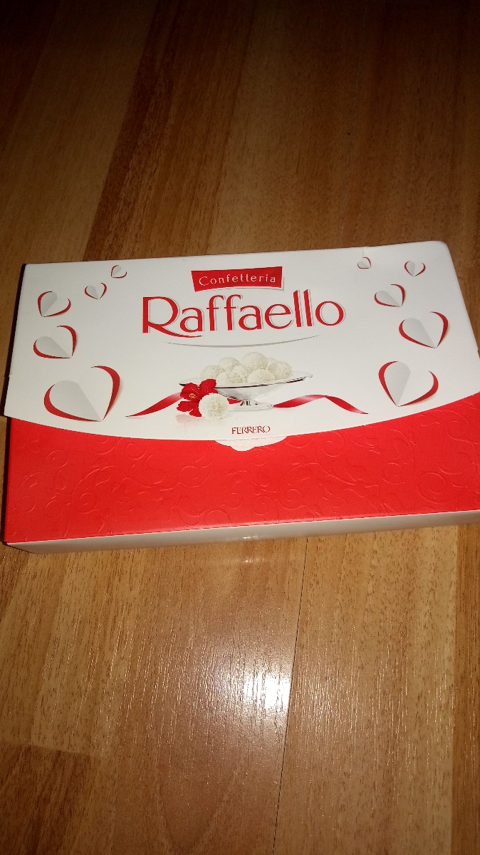 Конфеты Raffaello с цельным миндальным орехом в кокосовой обсыпке, 500г